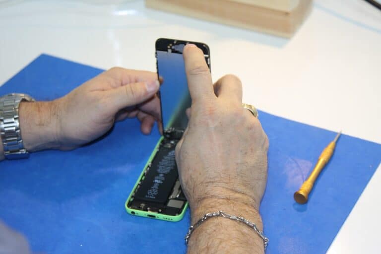 Pros and Cons of Repairing vs. Replacing Your Cellphone