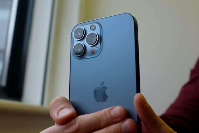 How Does The iPhone Camera Compare to a Real Camera?