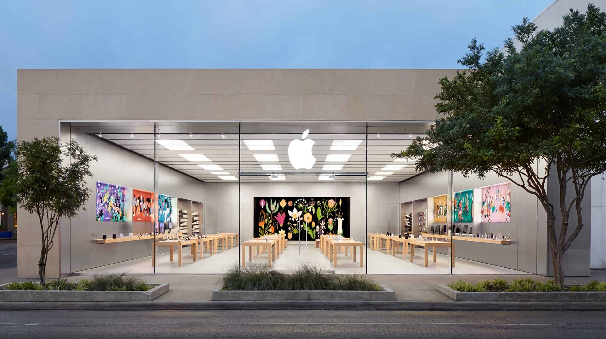 SAN ANTONIO, TEXAS - APRIL 12, 2018 - Entrance of Apple Store