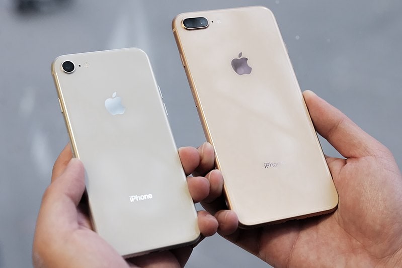 800px IPhone 8 silver and iPhone 8 Plus gold1