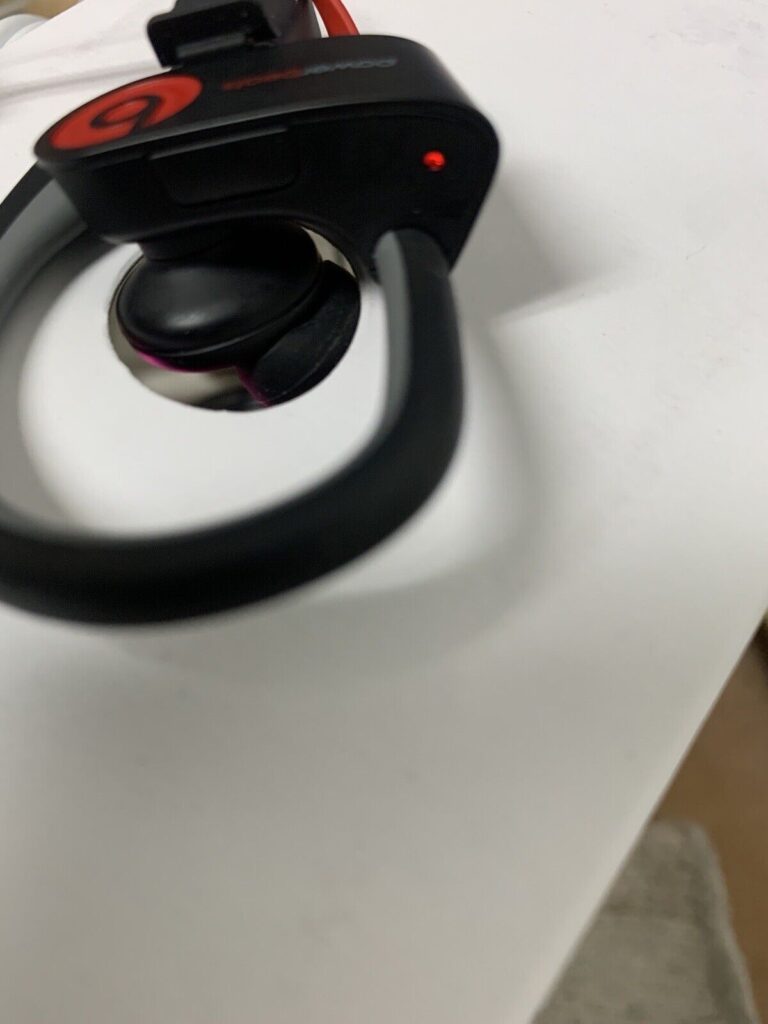 Powerbeats best sale blinking red