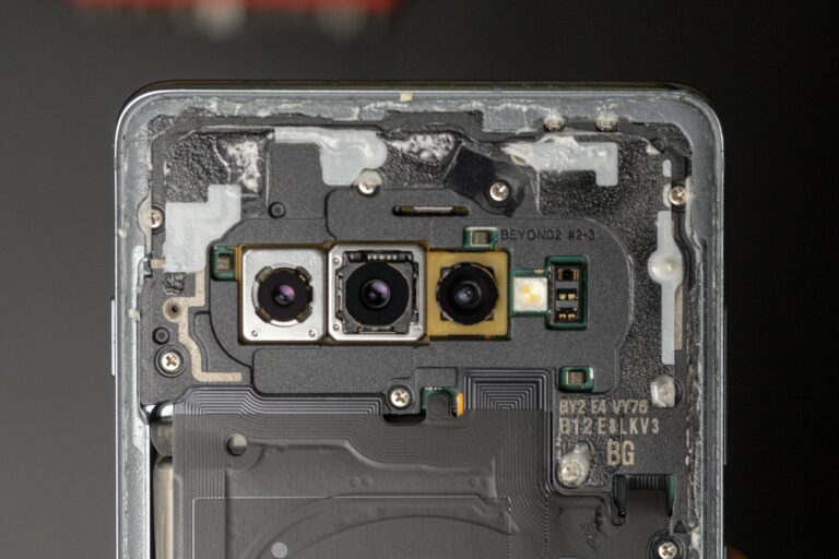How to Remove the Battery from a Samsung Phone